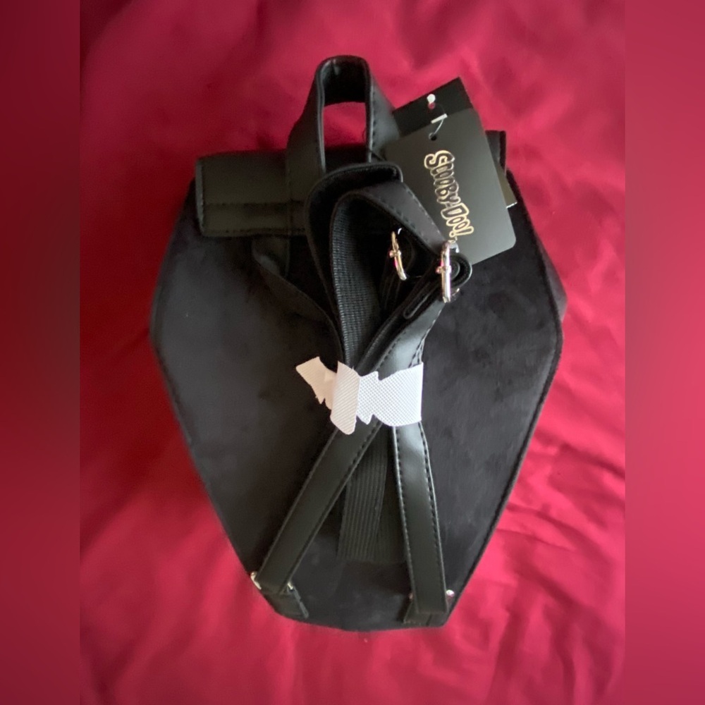 SCOOBY DOO’S THE HEX GIRLS COFFIN SHAPED MINI BACKPACK - Picture 9 of 13